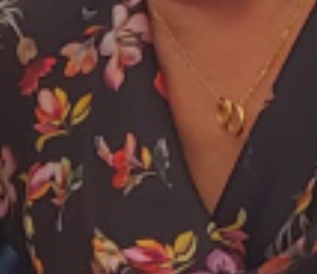 A ver si hay suerte: mi madre perdió ayer por la mañana estas dos alianzas que lleva en el cuello. Hizo el trayecto de Nuevos Ministerios a Atocha en el 14 y de ahí a Orcasitas en el 6.

Sería fenomenal que aparecieran, son sus alianzas de boda.

Ojalá la magia de Twitter.