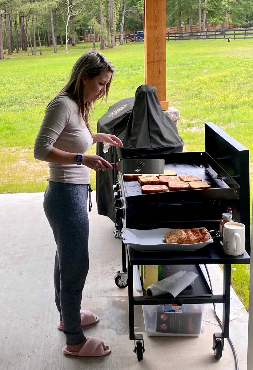 the_danishtexan's tweet photo. Too cold for all that. Breakfast incoming. #wife #hotmom #breakfastoutside #shedontmindcooking https://t.co/EyzGYUvWsf