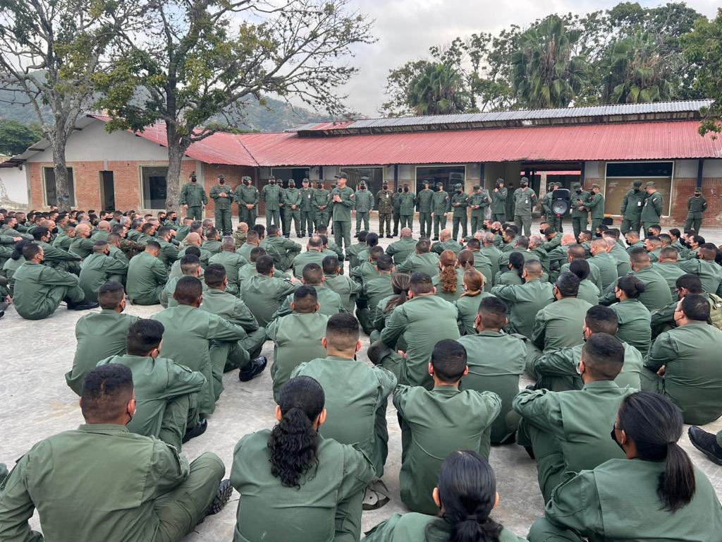 #Hoy por instrucciones de nuestro Comandante en Jefe la #FANB sigue fortaleciendo sus bases fundamentales la disciplina, la obediencia y la subordinación, somos hombres y mujeres herederos y portadores de la Antorcha de la libertad heredada de nuestro #Libertador Simón Bolívar