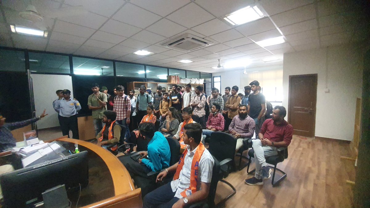 ABVP_WESTKUTCH's tweet photo. આજે રોજ અખિલ ભારતીય વિદ્યાર્થી પરિષદ પશ્ચિમ કચ્છ ભુજ દ્વારા કચ્છ યુનિવર્સિટી ખાતે વિદ્યાર્થી નાં હોસ્ટેલ નાં વિવિધ વિષય ને લઇ ને રજૂઆત કરવામાં આવી.

#abvpkutch
#abvpgujarat https://t.co/cJze6qusLf