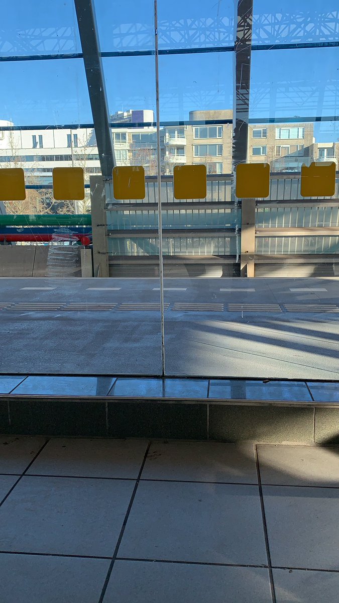 jacobusras05's tweet photo. Waiting for the train https://t.co/urwjl2a8fX