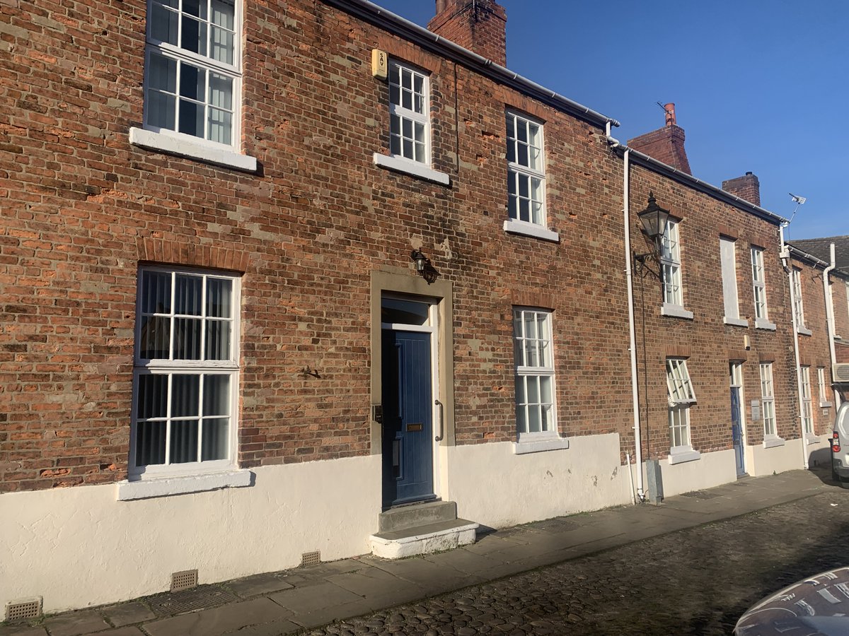 OFFICES/TREATMENT ROOMS
TO LET 
PONTEFRACT 

1,427 sq ft
Would suit a variety of operators 
Private consultation room
New carpets &amp; electric heating 
5 parking spaces 

01924 291500
wakefield@vickerscarnley.co.uk

#commercialproperty #offices #treatmentrooms #clinic #beauty