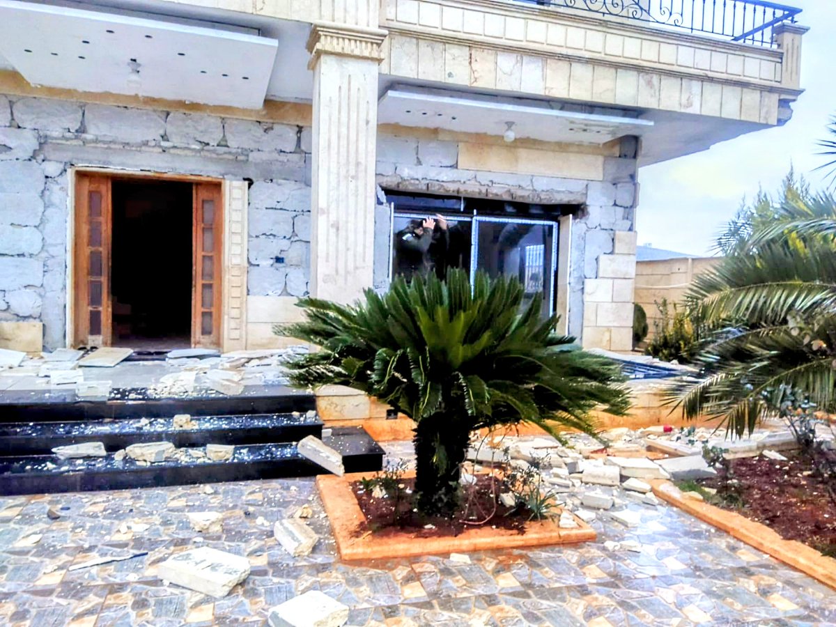 LauraMakesMagic's tweet image. My close friend Yahia was in Türkiye when the earthquake hit, and managed to escape, but his mum &amp;amp; sisters in Syria lost their home. Please donate anything you can to help them shortest.link/h3ia. Things were already precarious with the war but now their shelter is gone!