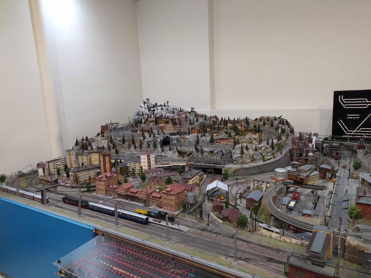 Hoy nuestros 👦🏻 y 👧🏼 de 2º de educación primaria del <a href="/colevirgenvega/">Colegio Virgen de la Vega</a> han visitado el Museo del ferrocarril 🚂 Donde han visto trenes antiguos que funcionaban con carbón o agua, visto una maqueta gigante y por último han construido su propia locomotora de juguete. #lostrenesmolan