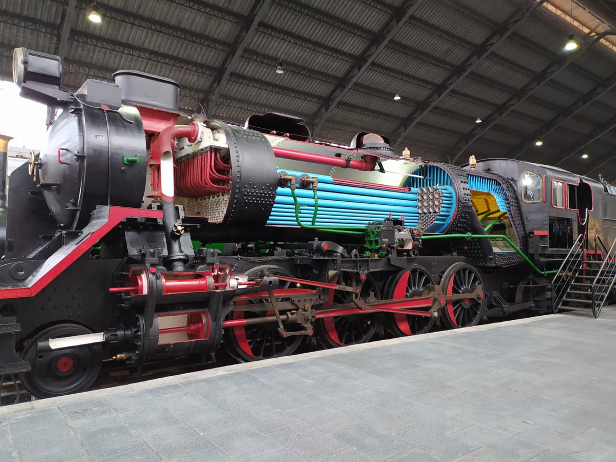 ampa_vega's tweet photo. Hoy nuestros 👦🏻 y 👧🏼 de 2º de educación primaria del @colevirgenvega han visitado el Museo del ferrocarril 🚂 Donde han visto trenes antiguos que funcionaban con carbón o agua, visto una maqueta gigante y por último han construido su propia locomotora de juguete. #lostrenesmolan https://t.co/DFOPWQvnYr