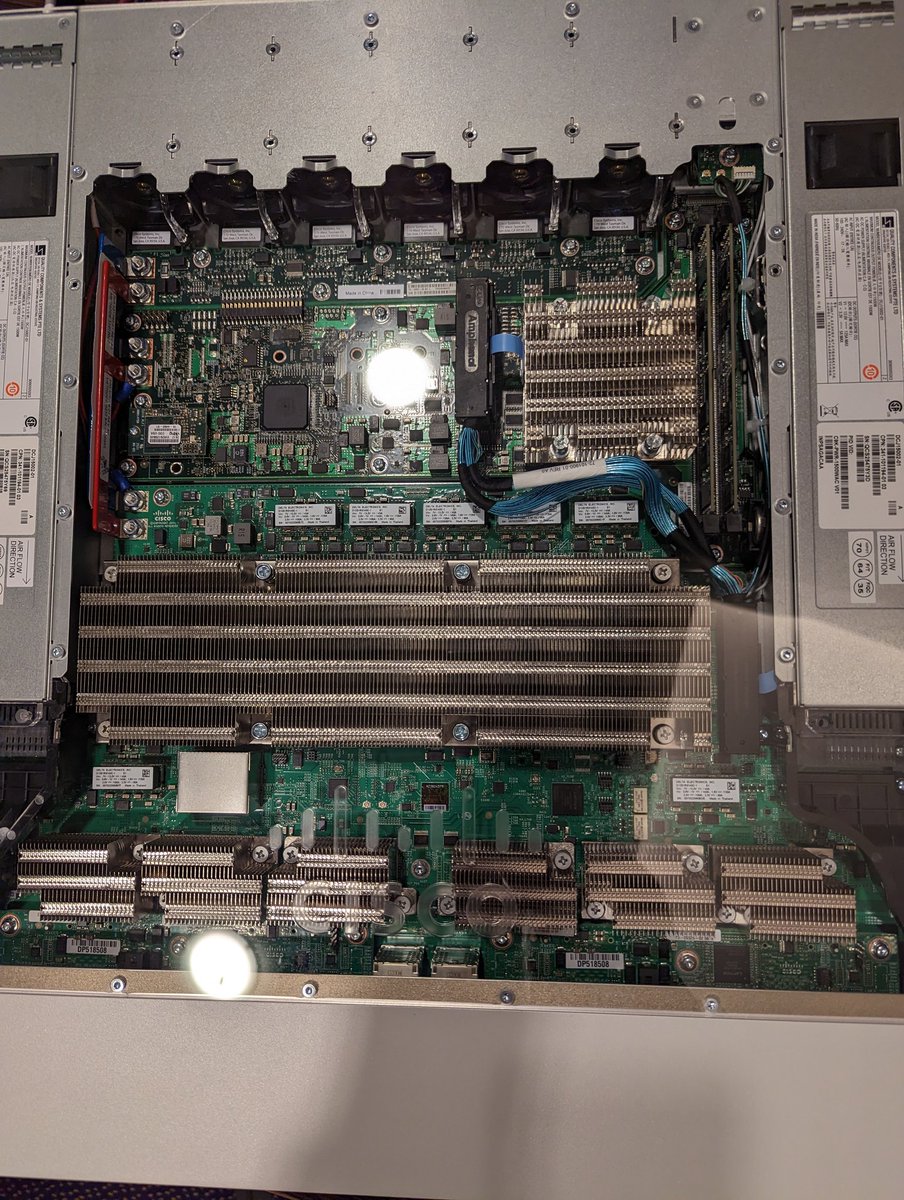 We will take a look at the insides of the new Catalyst 9500X-60L4D with Shawn Wargo #TFDX #CiscoLiveEMEA