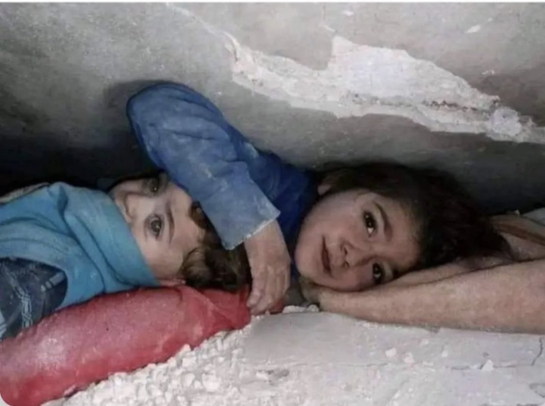 ricwe123's tweet photo. She was rescued in Syria from under the rubble after the earthquake.

She was protecting the head of her little brother and started smiling for the rescuers when they approached....
❤️❤️ https://t.co/p75XRJGUU0