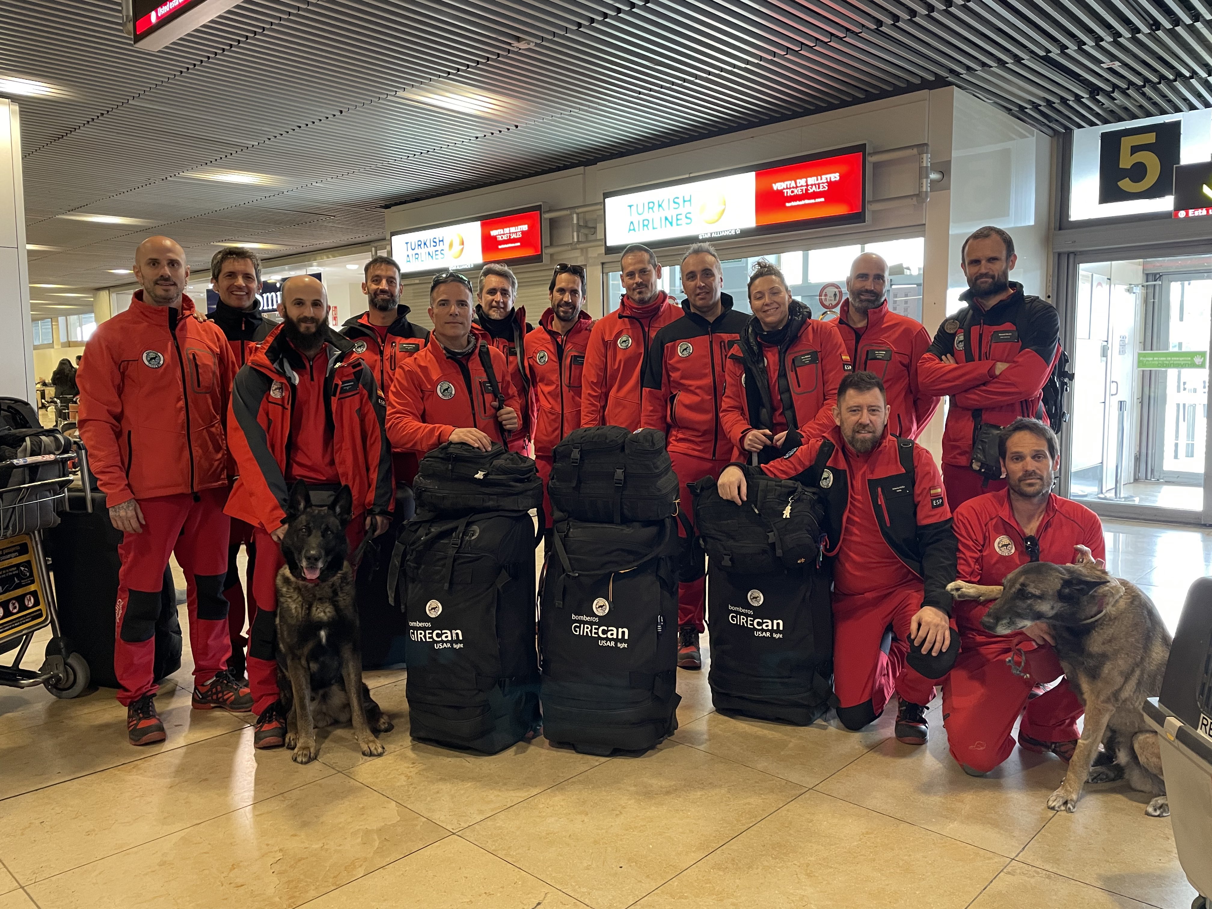 Depremlerin ardından dev gemiyle yardım gönderdiler. Teşekkürler İspanya - Resim : 4