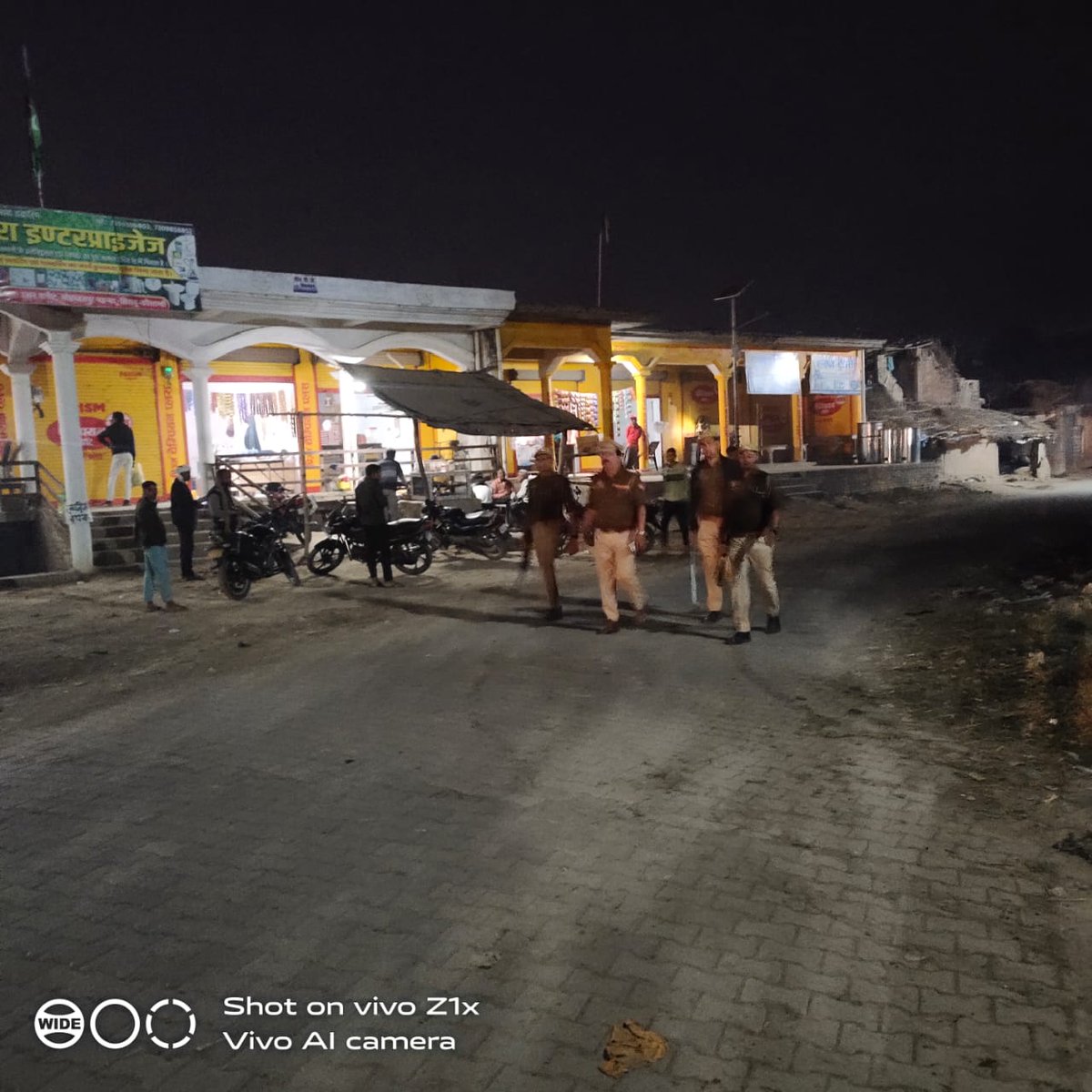 Ziarizvilive's tweet photo. #कौशाम्बी:प्रभारी निरीक्षक मोहब्बतपुर पइंसा विनोद सिंह ने पुलिस बल के साथ किया पैदल गश्त,संदिग्ध वाहन संदिग्ध व्यक्ति की गई चेकिंग-जनता से बातचीत करके सुरक्षा का कराया गया एहसास। @kaushambipolice @Uppolice https://t.co/1UMwPhp2jb