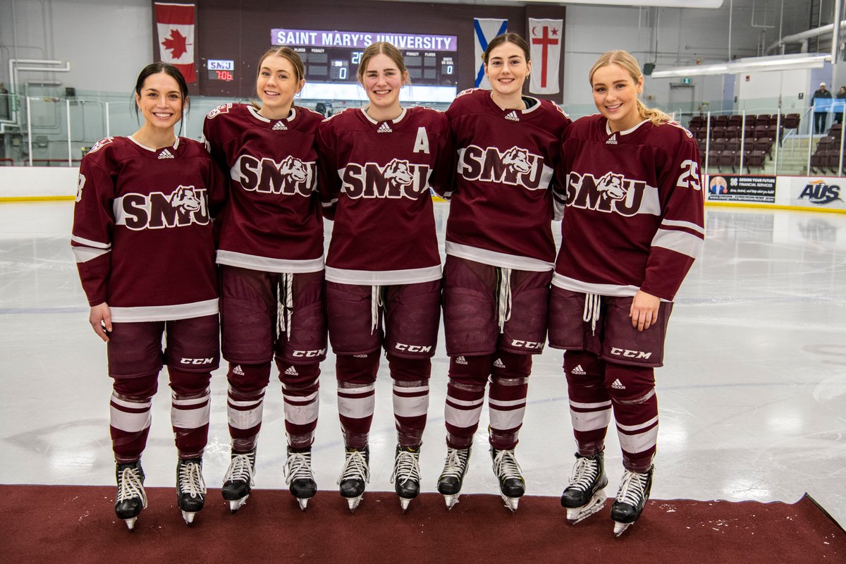 SMUHuskies's tweet image. SENIOR NIGHT🏒

Prior to Saturday night's game, @smuhuskieswh honoured five graduating players for the contributions to the women's hockey program.

#13 Ève LeBlanc
#20 Ellen Laurence
#21 Shae Demale
#23 Mary McDonald
#25 Lauren Papp