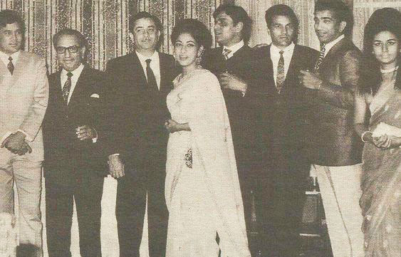 BombayBasanti's tweet photo. Legends all : Rajesh Khanna, producer N N Sippy, Raj Kapoor, Mala Sinha, Rajendra Kumar, Dharmendra and Nanda

#RajeshKhanna #superstar #NNSippy #RajKapoor #showman #MalaSinha #RajendraKumar #Jubileekumar #Dharmendra #Heman #Nanda #bollywoodflashback 
@aapkadharam https://t.co/rjHxjWR8NY
