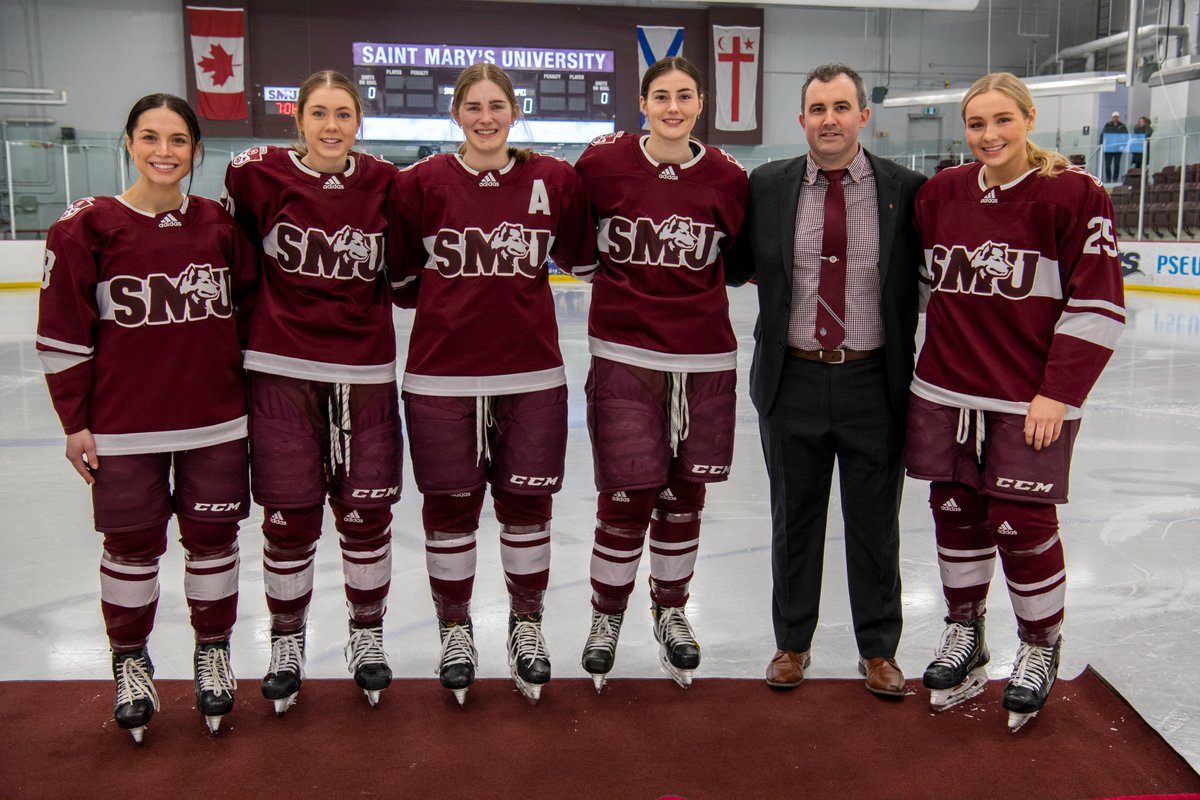 SMUHuskies's tweet image. SENIOR NIGHT🏒

Prior to Saturday night's game, @smuhuskieswh honoured five graduating players for the contributions to the women's hockey program.

#13 Ève LeBlanc
#20 Ellen Laurence
#21 Shae Demale
#23 Mary McDonald
#25 Lauren Papp