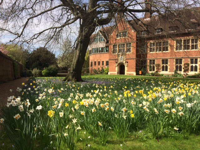 Why not stay in one of the oldest of the Cambridge Colleges &amp; book a guest bedroom at Trinity Hall. Prices start at £75 for single bedrooms with breakfast. Bookings now open for March-April 23 conferences.trinhall.cam.ac.uk/cambridge-coll…
#bedandbreakfast #guestroom #cambridgeuk