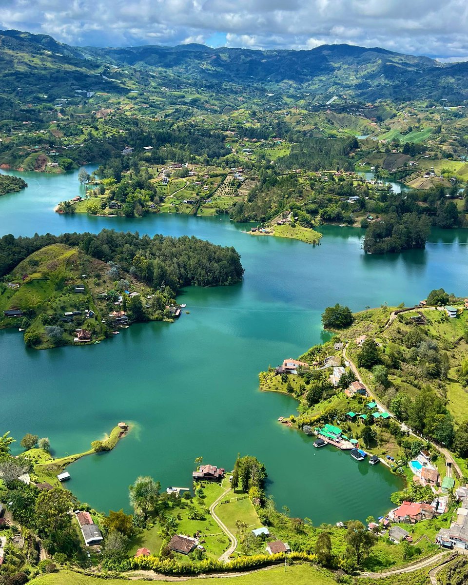 ViajandoPorCol's tweet photo. Embalse del Peñol, Guatapé, Antioquía, Colombia. 🇨🇴
📸: lauraglentemose https://t.co/Z9D91LNwAp