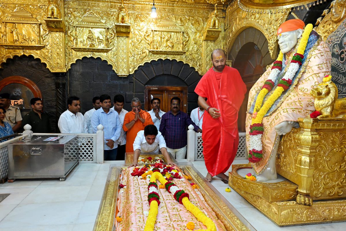 satyajeettambe's tweet photo. शिर्डीच्या साईबाबांची “श्रध्दा व सबुरी” ही शिकवण माझ्या जीवनाचा मंत्रच आहे. 
आज बाबांच्या समाधीचे दर्शन घेऊन आशिर्वाद घेतले. https://t.co/jgDxr6NvVP