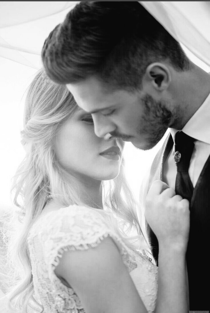 Te amaré hasta
que mi corazón
deje de latir,
y la noche eterna
apague mis ojos.
Te amaré hasta
que mis sueños
se los lleve el viento,
y el frío invierno
invada mi piel.
Te amaré hasta
que mi alma se
aleje de mi vida,
y mi voz sea un eco
en el silencio.
Hasta entonces te amaré.