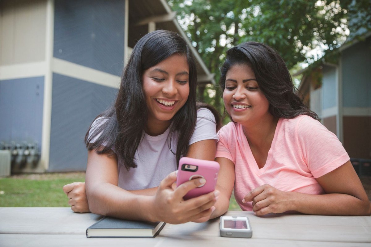 ComsMovistarPe's tweet photo. En el #DíadeInternetSegura, les compartimos el curso online “Alto al Ciberacoso” https://t.co/Pegi3I3sRR , que impulsa la seguridad digital de niños, niñas y adolescentes en el uso de internet 🌐 . https://t.co/OpMLjUaSr2