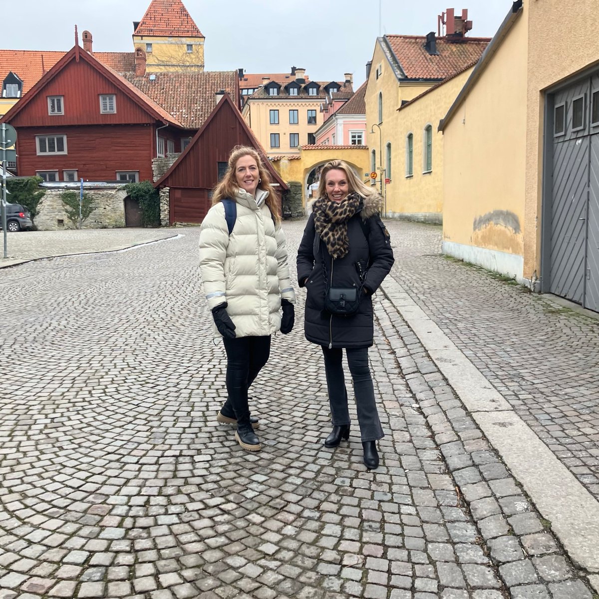 Idag är Liv och Lina från team Nordbygg i Visby och rekar vår lokal inför Samhällsbyggararenan i Almedalen som sker i slutet av juni. Här på bästa plats kommer vi skapa ett nav för samhällsbyggnadsbranschen. Välkomna, då förhoppningsvis med något finare och mildare väderlek. 🌞