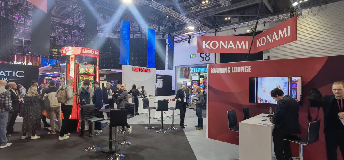 7Ten's tweet photo. This is Konami's famous #BEMANI #BeatSquare ™️ Series! https://t.co/Lix6F3ZYYP
