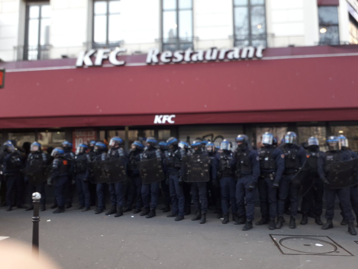 Image rare de poulets protégeant l'institution qui finira par les bouffer :) #manif7fevrier