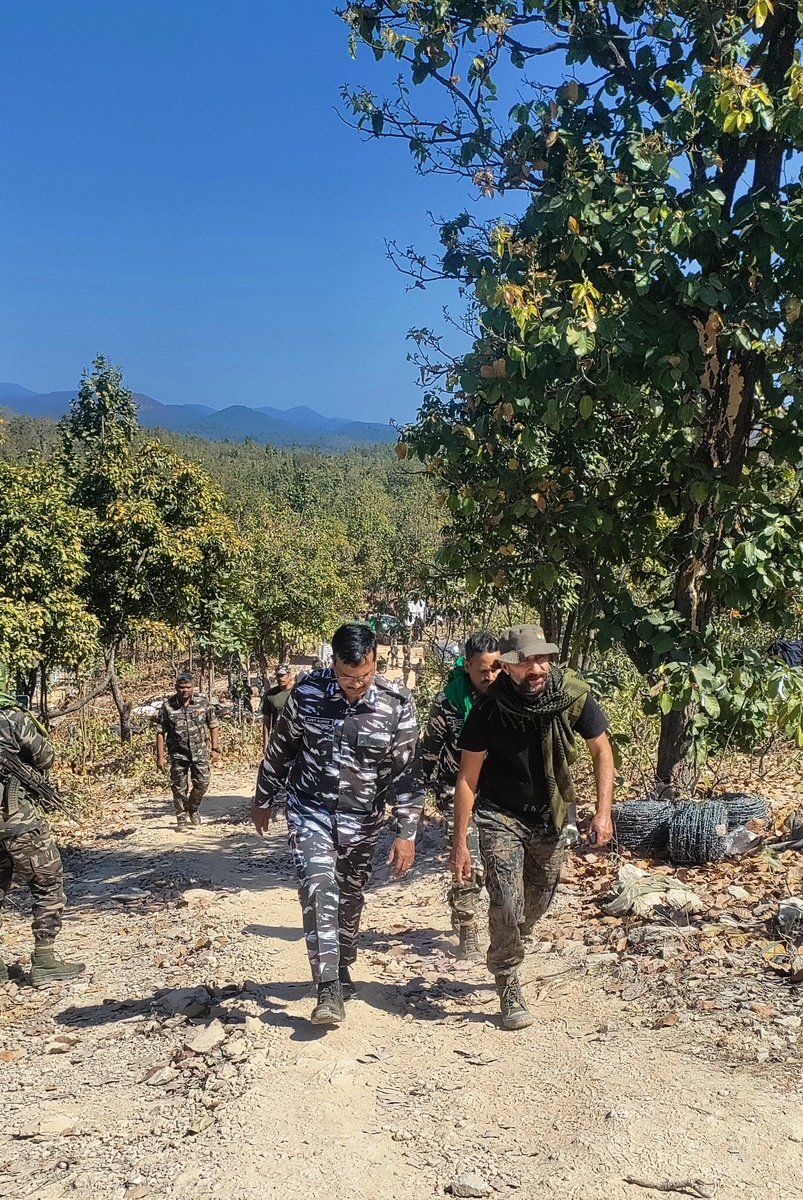 CRPF_Jharkhand's tweet photo. 2/2 reviewed operational preparedness of joint forces, interacted and boosted moral of bravehearts of @crpfindia @CoBRASECTORHQ #JharkhandJaguar and @JharkhandPolice They also applauded the courage & operational capabilities of troops.
#NaxalFreeJharkhand
#Service_Loyalty
#CRPF https://t.co/JnYYCDyUCK