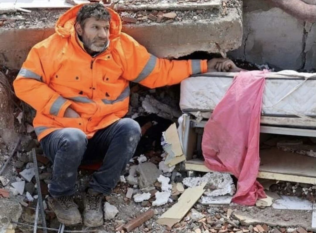 Dad holding his 15-year-old daughter’s frozen hand, after she got killed under the concrete wreckage. 

Disaster caught people unguarded at 4 am, freezing cold. Amid economical crisis, the quake hit some of the most vulnerable populations in country. 

#TurkeyEarthquake #deprem