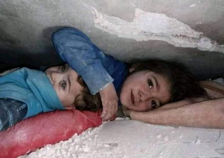 RMahgari's tweet photo. She stayed protecting her brother's head under the rubble for 17 hours and received the rescue with a smile... #Syria
#syriaearthquake #PrayforSyria #earthquake #earthquakeinturkey
#هزة_أرضية #زلزال_سوريا_تركيا https://t.co/A6J3qAwH6A