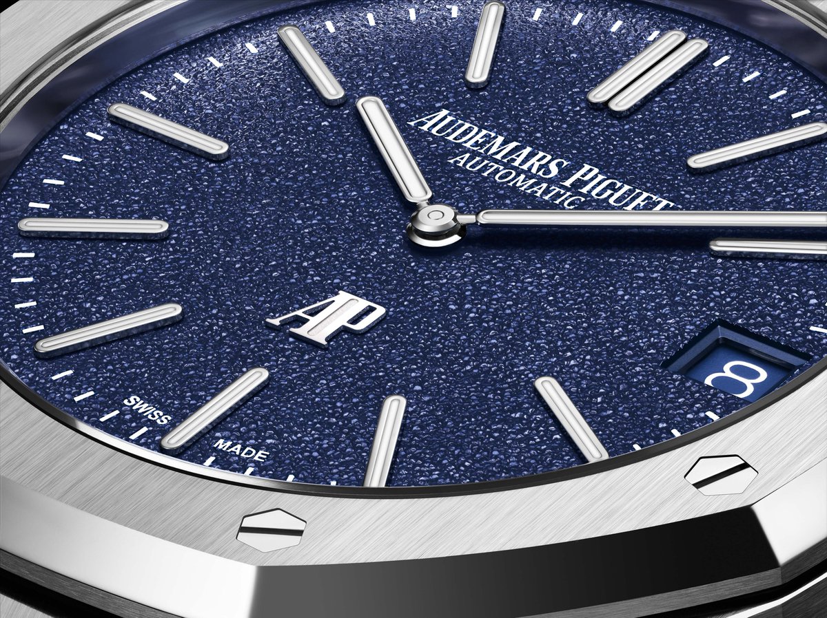 cotedesmontres's tweet photo. #AudemarsPiguet dévoile une nouveau modèle #RoyalOak « #Jumbo » #ExtraPlat - Un #cadran #bleu #grainé recouvert d’un #zappon translucide qui accentue le relief et la brillance, évoquant la voûte céleste par ciel dégagé du #Brassus…
@AudemarsPiguet
https://t.co/uWzRF5kHJ5 https://t.co/3pqALIgDLb