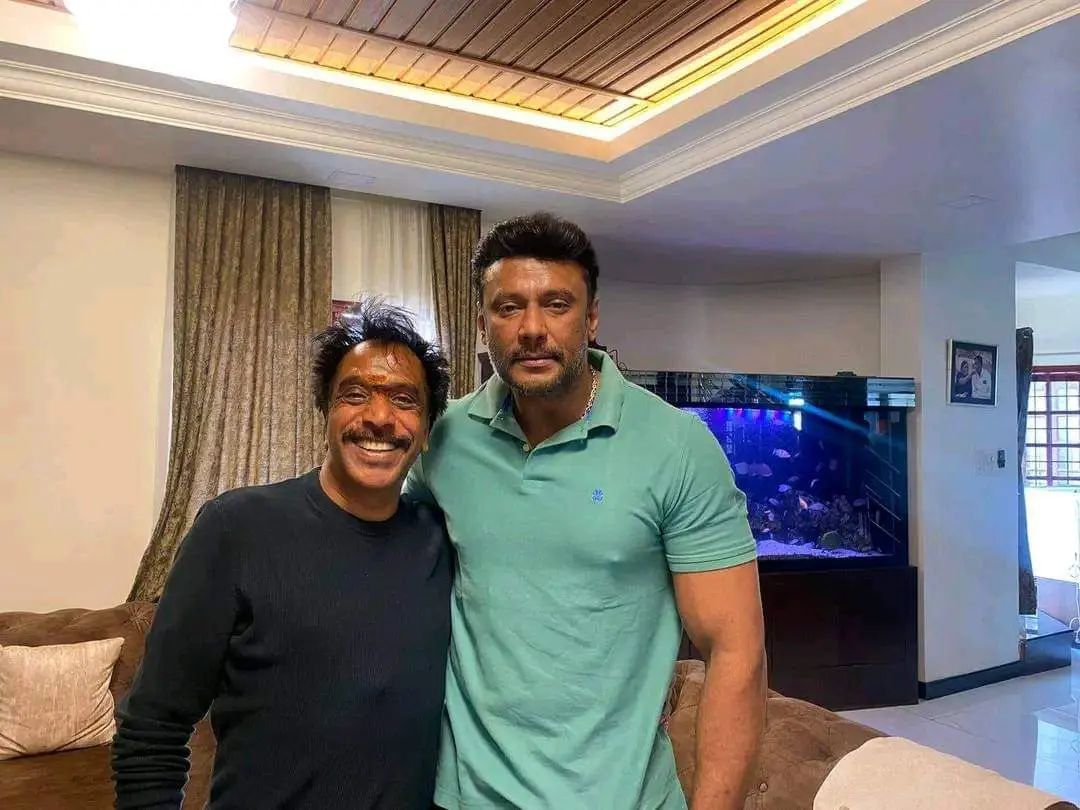 Gaja_Mallu1507's tweet photo. Afrer 11 Years 🥺
#DBoss with Legendary Mass Director Om Prakash Rao💥

#KrantiBlockBusterHit 
#DBossVictoryOverMedia 
#BossOfSandalwood • #D56

#ChallengingStarDarshan 
#DBoss • #Kranti • @dasadarshan https://t.co/xHyTXY9ReB