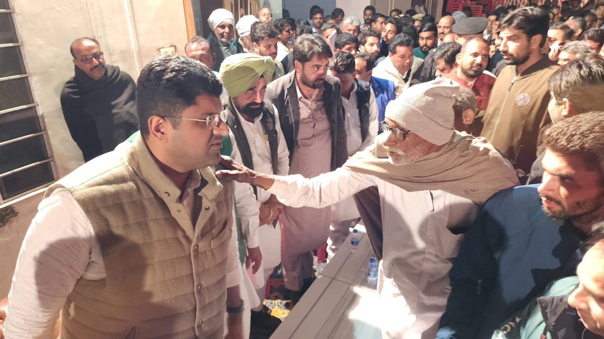 Dchautala's tweet photo. अपने पैतृक गांव चौटाला में श्री कश्मीरा जी के निज निवास पर ग्रामीणों की जनसमस्याओं को सुना और ग्रामवासियों से स्नेहिल भेंट कर चाय प्रोग्राम में चर्चा की। https://t.co/OL1aTksvDx