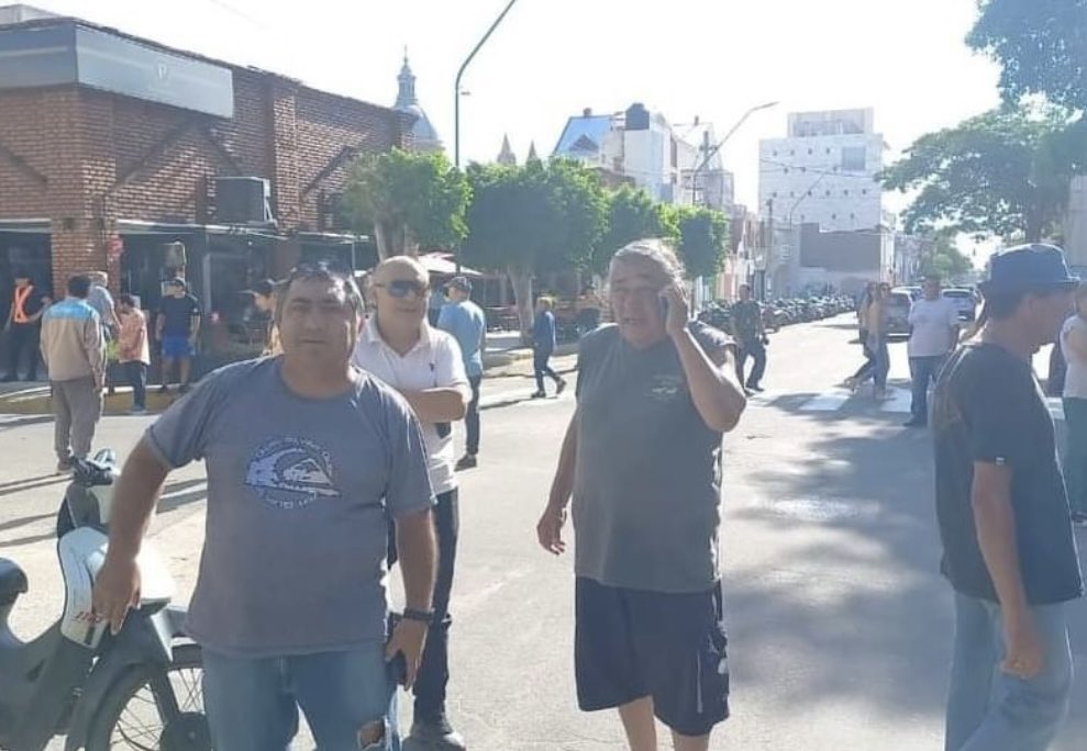 riojavip_'s tweet photo. TWITTERFIRE🔥EMPLEADOS MUNICIPALES CORTAN CALLES CÉNTRICAS POR FALTA DE PAGO DE SUELDO🔥LOS TURISTAS QUE VISITAN LA PROVINCIA PARA VIVIR LA CHAYA SE ENCUENTRAN CON ESTA IMAGEN DE LA RIOJA CAPITAL 🤦🏽‍♂️ @ines_byd @QuintelaRicardo @mluz_sc @GFGalvan  NI HABLAR TEMA BASURA Y CALLES🤦🏽‍♂️ https://t.co/hZXdvV0V3h