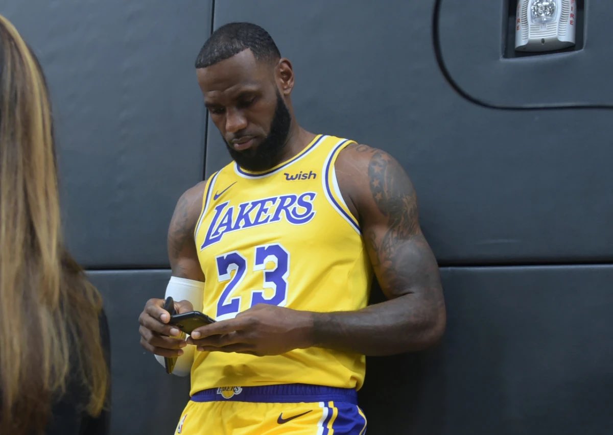 RTNBA's tweet image. "I'm always challenging myself, taking accountability for myself. I think your greatest challenge &amp;amp; your greatest enemy is the person that you look in the mirror.” - LeBron James on his "Maybe it's Me" tweet post Kyrie trade

(via @RealMikeWilbon)