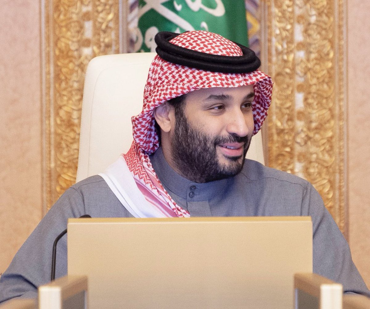 يامرحبا ياللي على الشعب مبروك
وابوك قبلك مثل حكمك وشرواك

يا منقذٍ من ديرتك كل مضكوك
يوم الولي مدك من الخير واغناك

مامن بلد منكوبةٍ .. ما ترجوك
حبك طبَع بقلوب ذولا وذولاك
