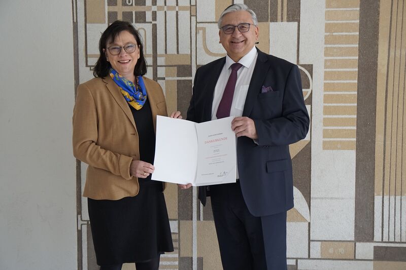 UCLabHTWG's tweet photo. Prof. Dr. Seepold is conducting research in physiological measurements. Prof. Dr. Rein, President of HTWG, is congratulating on 25 years of service to the state of Baden-Württemberg.
#sleep #schlaf #sleepmedicine #sleepdisorders #htwg #konstanz https://t.co/iMH1AfNUTQ