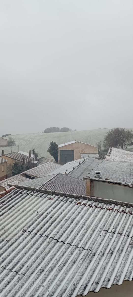 ElTiempoNavarra's tweet photo. Blanqueando la #Nieve ligeramente sobre #Meano #TierraEstella #Navarra 890 metros https://t.co/A0epL6FHRZ