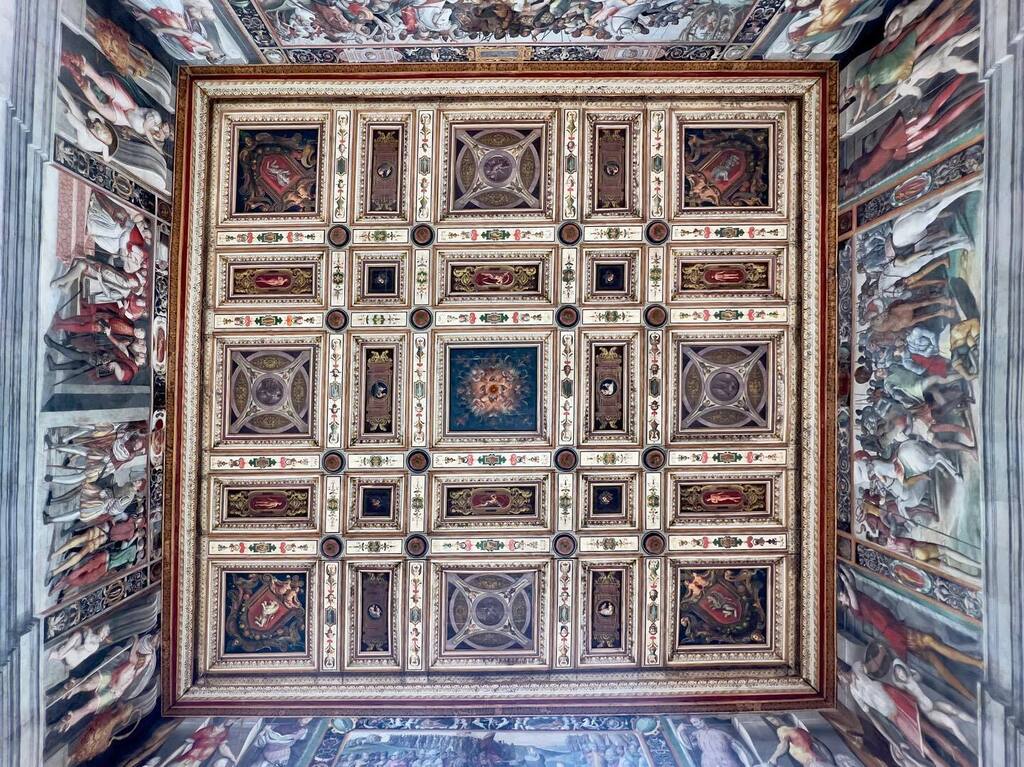 JonKempner's tweet photo. Frescoes and ornate ceiling at Galleria Nazionale dell'Umbria. Located in the Palazzo dei Priori, Perugia.

#gallerianazionaledellumbria
#perugia
#umbria
#frescoes
#palazzo
#italy
#museum 
#artphotgrapher #sculpturephotographer
#architecture
#architectur… https://t.co/u4e6GtvUVq https://t.co/IntTZluz1W