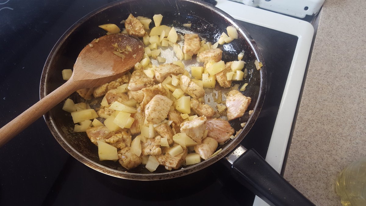 Creative_MsE's tweet photo. Fantastic period 6 today making a curry with year 10s. #potatocurry #Food #fpn @StAnnesRCHS https://t.co/mljEQHHrJT