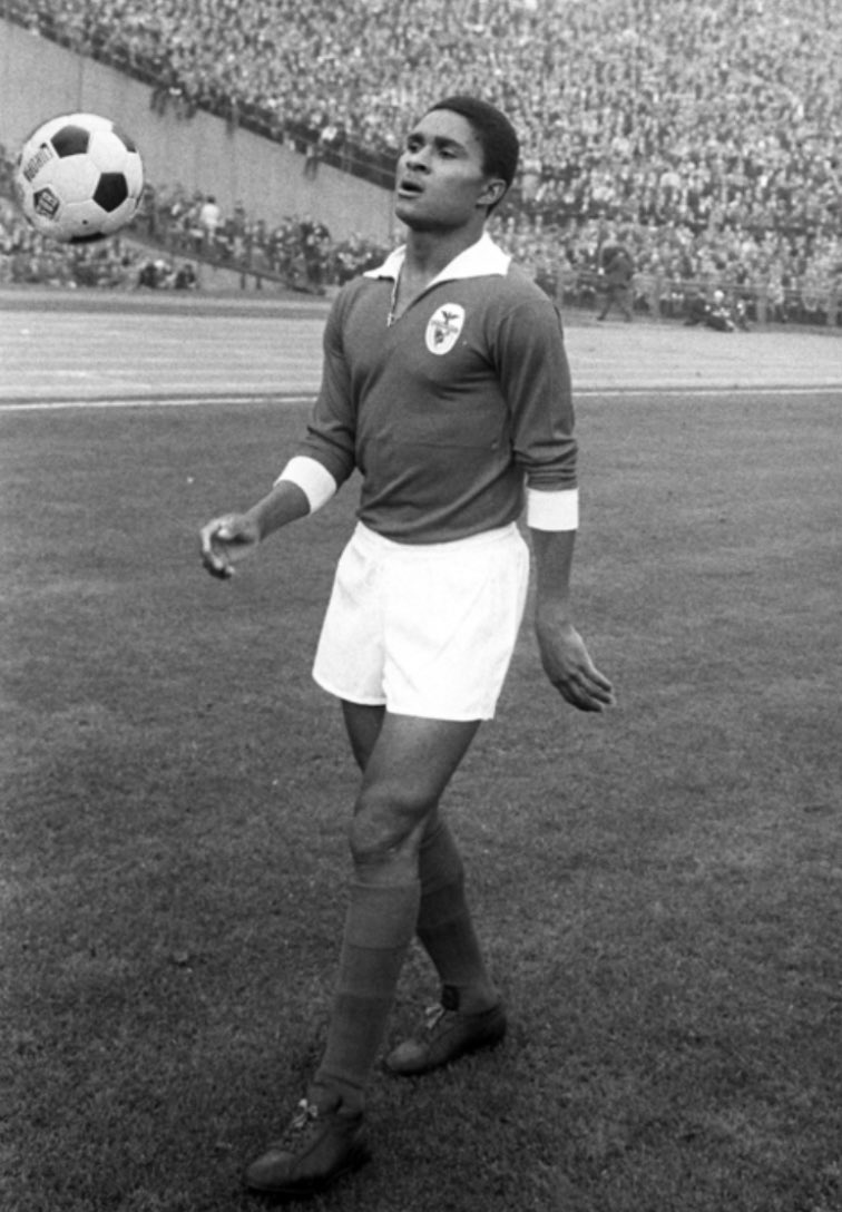 OFFSIDEpodcasts's tweet photo. ¡El Benfica roba a Eusébio del Sporting! 

Después de haber llegado a un acuerdo entre el Sporting de Lourenço Márquez (Mozambique) y el Sporting de Lisboa, El Benfica le esconde durante 3 meses en el Algarve. Hasta que vuelve a aparecer y se convierte en jugador del @SLBenfica. https://t.co/cl327QuzgJ