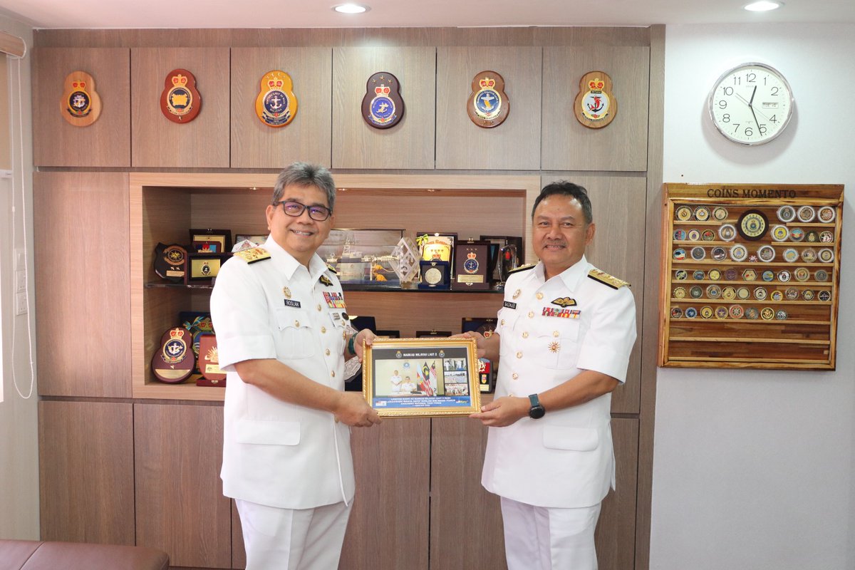 ⚓️#NavyUpdate🇲🇾

PANGWILLA 2, YBhg Laksda Sazalee bin Shoib menerima ketibaan YBhg Laksdya Dato’ Roslan bin Mohd Yunus, hari ini. Lawatan rasmi ini adalah bersempena persaraan beliau dari perkhidmatan Angkatan Tentera Malaysia.
#NavyPride
#NavyPeople
#Kesiapsiagaan