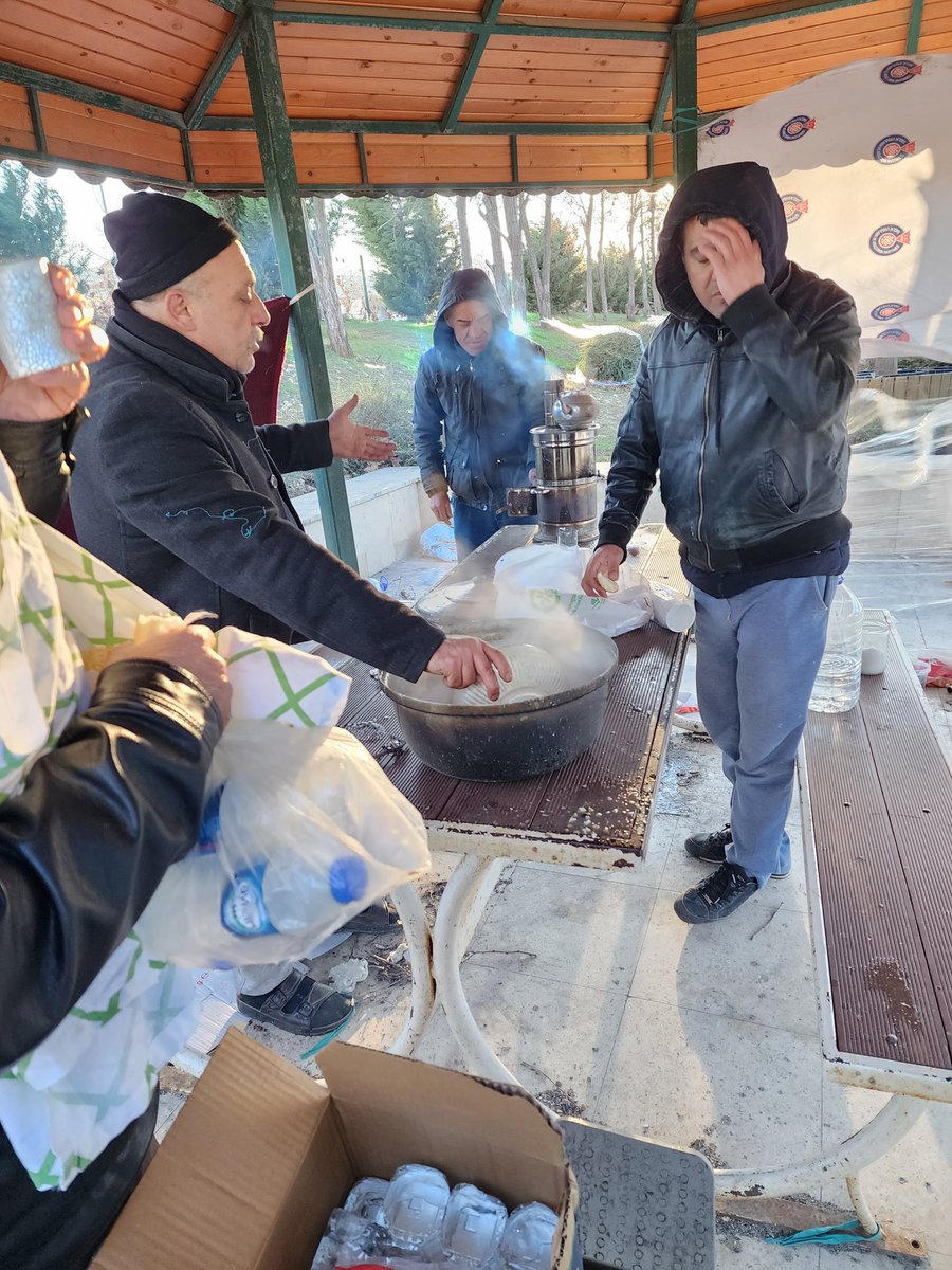 Buradaki sağlık personelinin ve hasta yakınlarının yiyebileceği tek sıcak yemeği bu amca sağlıyor. Lütfen biran önce buraya yemek için bir çadır istiyoruz. Lütfen.
<a href="/haluklevent/">Haluk Levent ( Ahbap Ekibi )</a> <a href="/ahbap/">Ahbap</a> <a href="/AFADBaskanlik/">AFAD</a> <a href="/Kizilay/">Türk Kızılay</a>