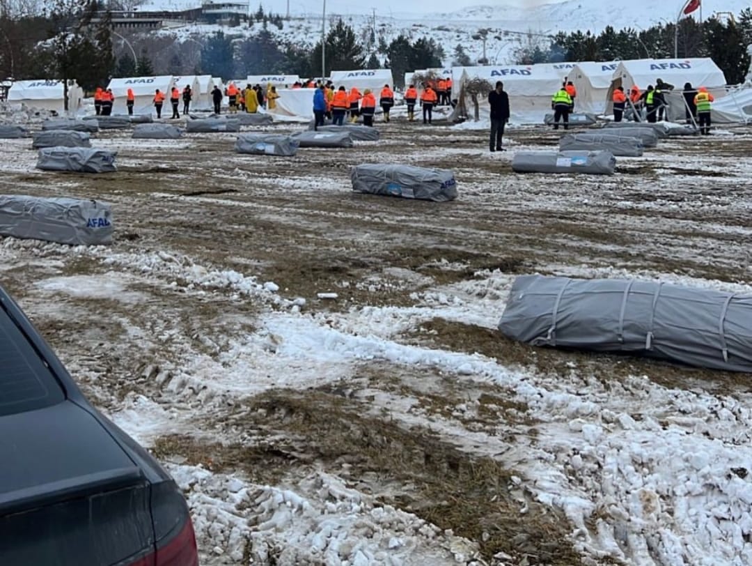 YAYALIM 🚨 Elbistan'da Çadırkent Pınarbaşı Parkına kuruluyor. Dışarıda kalanları bu noktaya yönlendirelim. Akşam için sıcak yemek dağıtımı da olacak.
