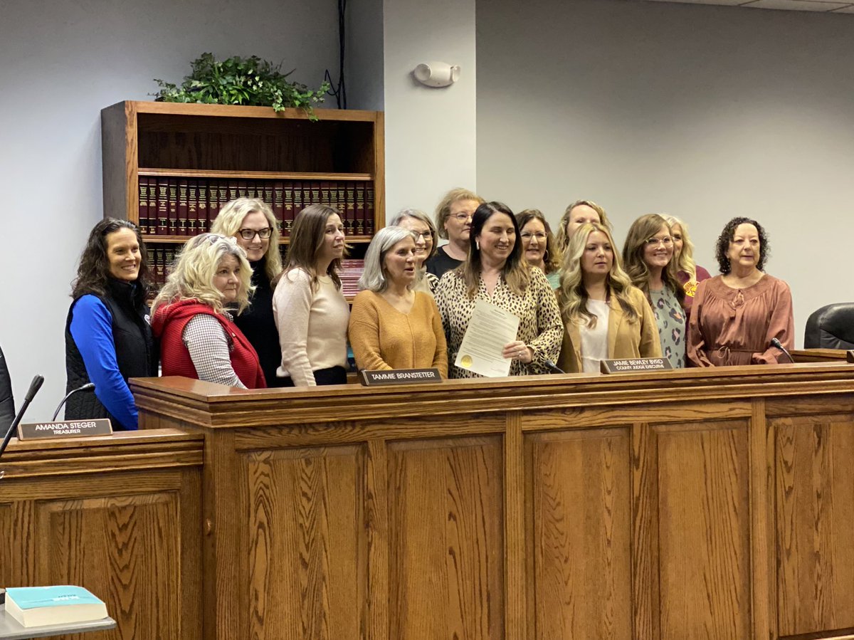 A proclamation had just been signed in the Barren Fiscal Courtroom. It recognizes this week as 'FRYSC Week.' This group consists of representatives from @GlasgowScotties, @barrenschools and @Caverna_ISD.