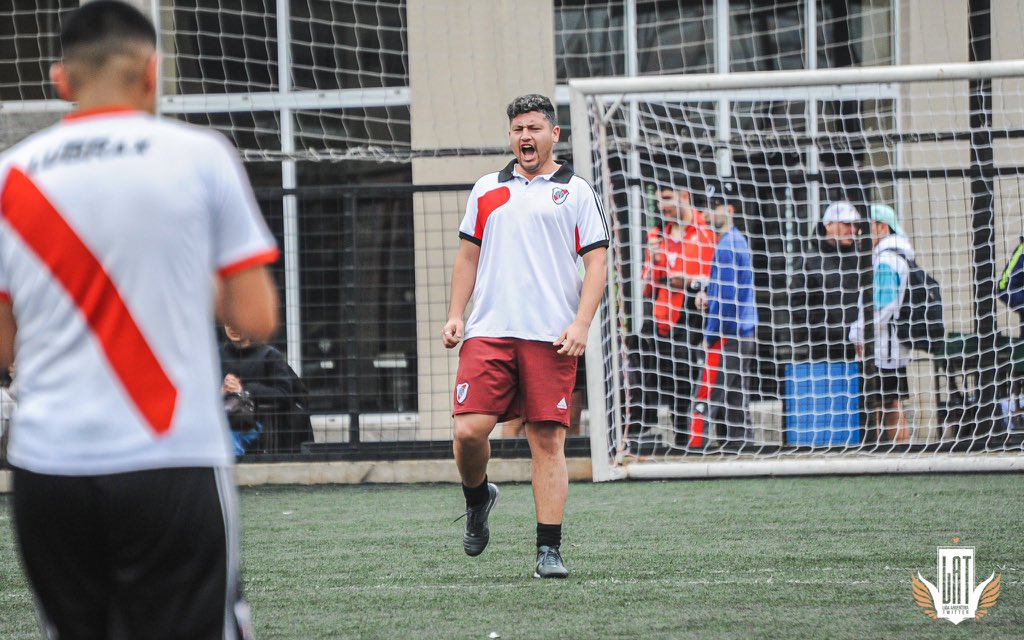 riverplatelat's tweet photo. 🤩 ¿Sabés lo lindo que es gritar un gol representando al Más Grande?

Si querés vivirlo, te esperamos este domingo en las pruebas para armar el plantel de RiverLat 2023.

Mandá un mensaje para toda la información. 🐓 https://t.co/7js5pVhPBg