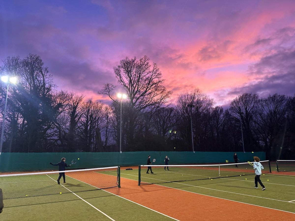 Beautiful evenings at our home club @oldwiltennis 🌅 @olirawtennis 

We have fantastic facilities boasting 7 fully equipped flood-lit courts as well as our members-only fully licensed bar and clubhouse! 🍻