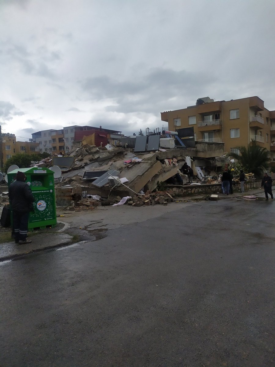 enverkrmtcii's tweet photo. Her yer böyle, bunlar bazı çektiğim fotoğraflar ve böyle daha niceleri var. Hala enkaz altında olan insanlar var. Artık duyun sesimizi. Gelin görün! Yolları açın, insanlar buraya gelsin. https://t.co/d06LYMjyEH