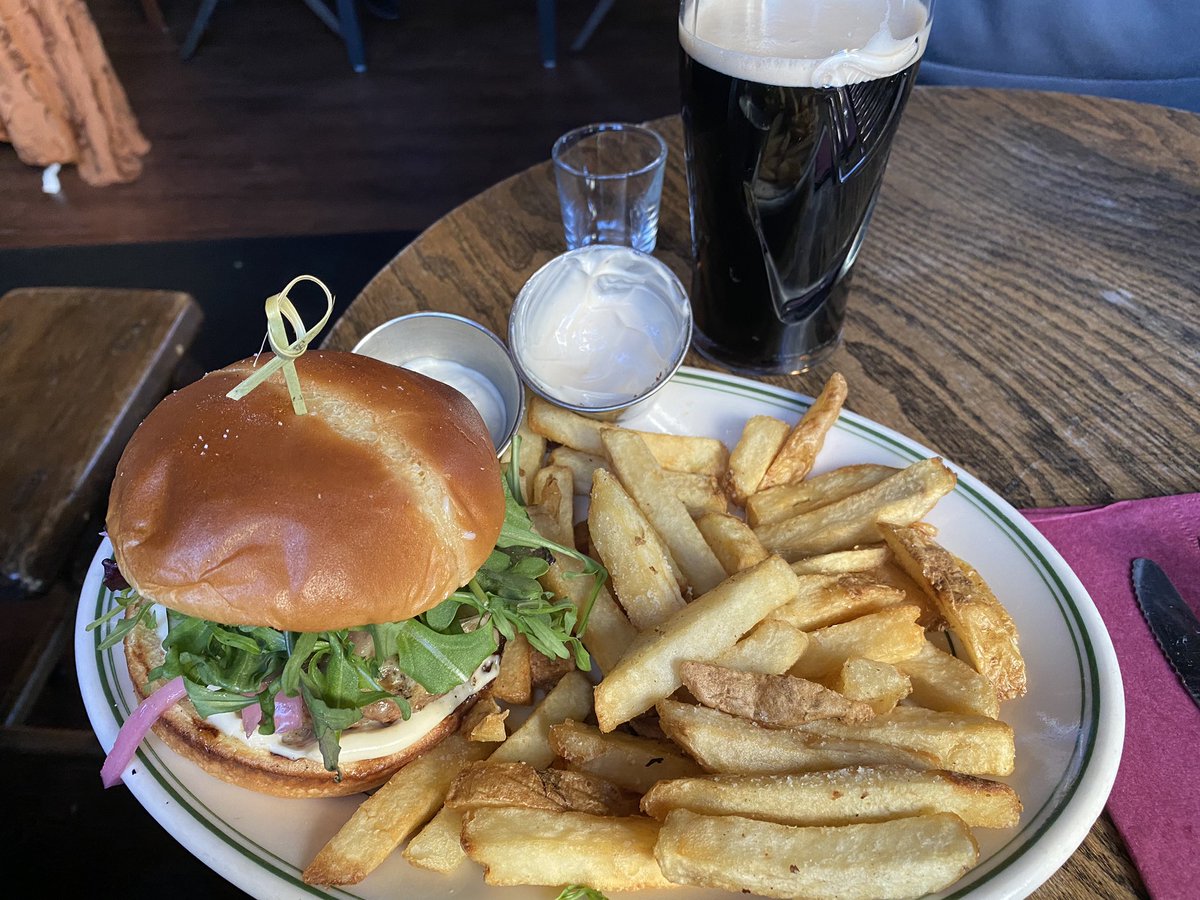 Now this is how you do lunch at the pub. See for yourself. #Oakland #tuesdaymotivations #OaklandEats