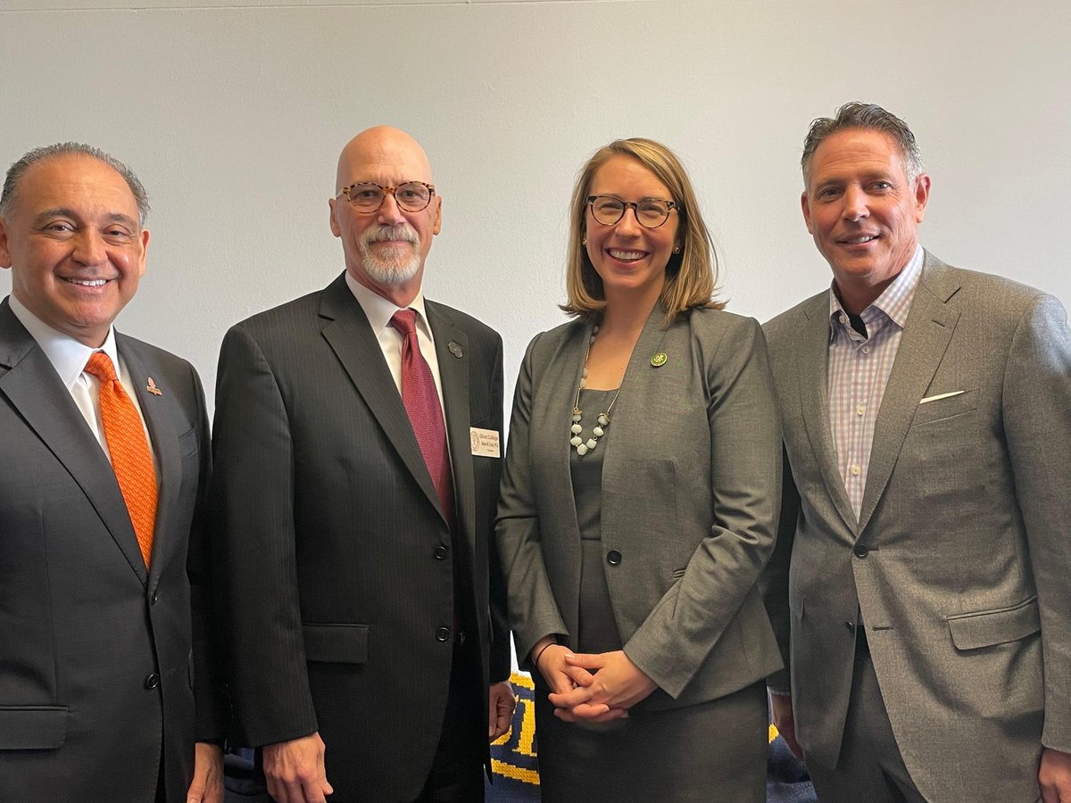 Wonderful to see <a href="/RepScholten/">Congresswoman Hillary Scholten</a> this morning. Hello from MICU and <a href="/kcollege/">Kalamazoo College</a> and <a href="/AquinasCollege/">Aquinas College</a>