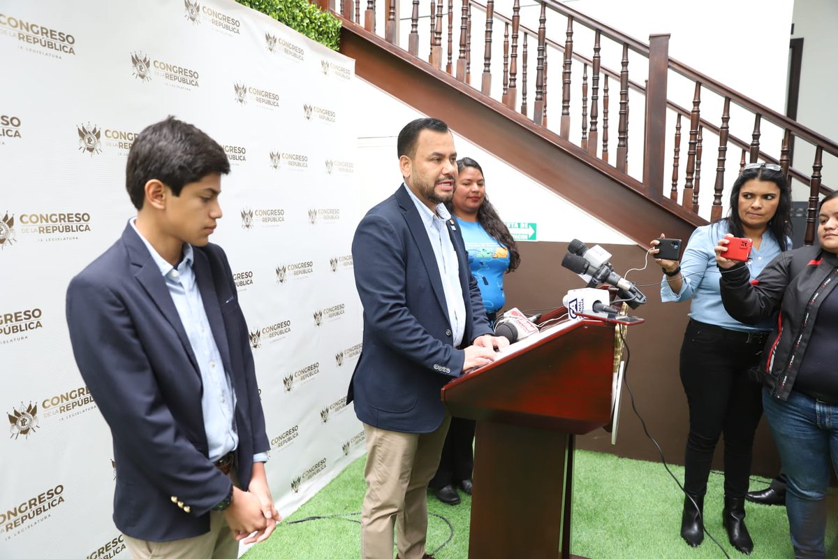 El diputado Hugo Rodríguez, presidente de la Comisión de Comunicaciones, Transporte y Obras Públicas, en conferencia de prensa entregó un reconocimiento al atleta guatemaltecos Samuel Chávez, quien a sus 13 años de edad, se ha destacado en la disciplina del triatlón.