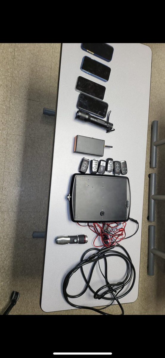 #DufferinOPP have laid multiple charges as a result of a traffic stop in <a href="/orangevilleont/">Town of Orangeville</a> 
On February 7, shortly after 2:30 a.m., officers stopped a driver for a traffic related offence on 4th Ave. The officers were led into a criminal investigation (con’t) <a href="/DufferinCounty/">Dufferin County</a> ^tp