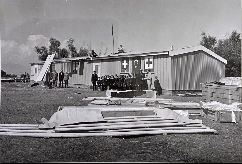 Une journée en archives qui a rarement fait autant écho à l’actualité 📸 cérémonie d’ouverture lors de la remise d’écoles primaires par la Croix-Rouge suisse, Gediz 1970  #TurkeyQuake #DisasterRelief #NoNaturalDisasters